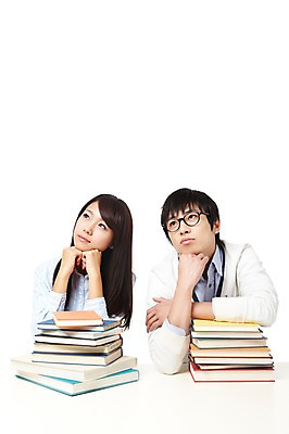 포토 JPG 스튜디오촬영 학생 라이프스타일 여자 교육 남자 대학생 포즈 생각 모션 대학생라이프 실내 들기 누끼 사람 앉기 동양인 상반신 20대 성인 두명 책 쌓기 캠퍼스라이프 턱괴기 한국인 여러권 고민 청년만 성인만 국내포토 감정 다수 인종 청년 내부 생활 파일형식