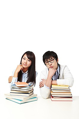 포토 JPG 스튜디오촬영 학생 라이프스타일 여자 교육 남자 대학생 포즈 생각 모션 대학생라이프 실내 들기 누끼 사람 앉기 동양인 상반신 20대 성인 두명 책 쌓기 캠퍼스라이프 턱괴기 한국인 여러권 고민 청년만 성인만 국내포토 감정 다수 인종 청년 내부 생활 파일형식