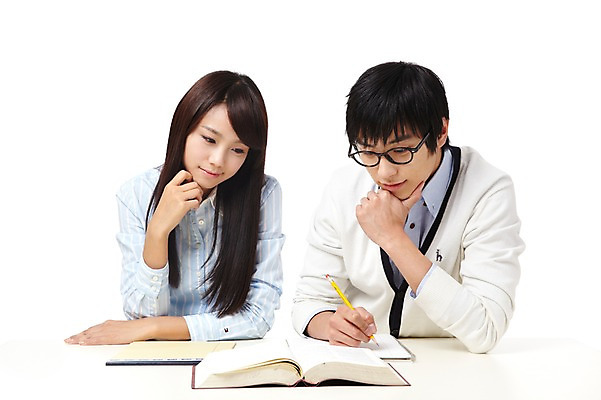 포토 JPG 스튜디오촬영 학생 라이프스타일 응시 여자 교육 남자 대학생 포즈 모션 대학생라이프 문구용품 실내 미소 들기 누끼 사람 앉기 동양인 상반신 20대 성인 두명 책 필기구 연필 캠퍼스라이프 공책 펼침 한국인 한권 청년만 성인만 국내포토 1 시선 학용품 표정 인종 청년 내부 생활 오브젝트 파일형식