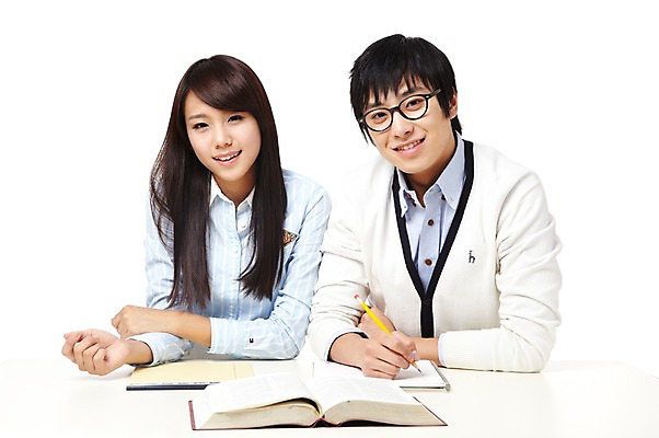 포토 JPG 스튜디오촬영 학생 라이프스타일 여자 교육 남자 대학생 포즈 모션 대학생라이프 문구용품 실내 미소 웃음 들기 누끼 사람 앉기 동양인 상반신 20대 성인 두명 책 필기구 연필 캠퍼스라이프 공책 펼침 한국인 한권 청년만 성인만 국내포토 1 학용품 표정 인종 청년 내부 생활 오브젝트 파일형식