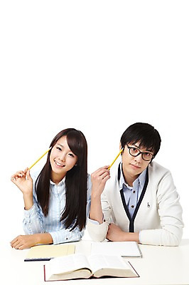 포토 JPG 스튜디오촬영 학생 라이프스타일 여자 교육 남자 대학생 포즈 모션 대학생라이프 문구용품 실내 미소 웃음 들기 누끼 사람 앉기 동양인 상반신 20대 성인 두명 책 필기구 연필 캠퍼스라이프 공책 펼침 한국인 한권 청년만 성인만 국내포토 1 학용품 표정 인종 청년 내부 생활 오브젝트 파일형식