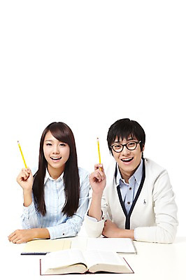 포토 JPG 스튜디오촬영 학생 라이프스타일 여자 교육 남자 대학생 포즈 모션 대학생라이프 문구용품 실내 미소 웃음 들기 누끼 사람 앉기 동양인 상반신 20대 성인 두명 책 필기구 연필 캠퍼스라이프 공책 펼침 한국인 한권 청년만 성인만 국내포토 1 학용품 표정 인종 청년 내부 생활 오브젝트 파일형식