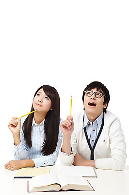 포토 JPG 스튜디오촬영 학생 라이프스타일 여자 교육 남자 대학생 포즈 모션 대학생라이프 문구용품 실내 미소 웃음 들기 누끼 사람 앉기 동양인 상반신 20대 성인 두명 책 필기구 연필 캠퍼스라이프 공책 펼침 한국인 한권 청년만 성인만 국내포토 1 학용품 표정 인종 청년 내부 생활 오브젝트 파일형식