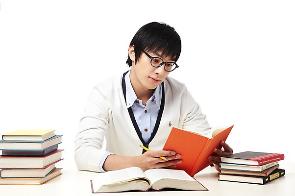 포토 JPG 스튜디오촬영 학생 라이프스타일 응시 교육 남자 대학생 포즈 모션 대학생라이프 문구용품 실내 한명 미소 웃음 들기 누끼 사람 앉기 동양인 상반신 20대 성인 책 필기구 연필 쌓기 캠퍼스라이프 공책 펼침 한국인 여러권 남자만 남자한명만 성인남자만 청년만 청년남자만 청년남자한명만 성인한명만 성인남자한명만 성인만 국내포토 1 시선 다수 학용품 표정 인종 청년 내부 생활 오브젝트 파일형식