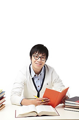 포토 JPG 스튜디오촬영 학생 라이프스타일 교육 남자 대학생 포즈 모션 대학생라이프 문구용품 실내 한명 미소 웃음 들기 누끼 사람 앉기 동양인 상반신 20대 성인 책 필기구 연필 쌓기 캠퍼스라이프 공책 펼침 한국인 여러권 남자만 남자한명만 성인남자만 청년만 청년남자만 청년남자한명만 성인한명만 성인남자한명만 성인만 국내포토 1 다수 학용품 표정 인종 청년 내부 생활 오브젝트 파일형식