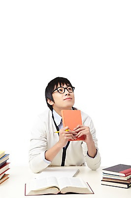 포토 JPG 스튜디오촬영 학생 라이프스타일 교육 남자 대학생 포즈 생각 모션 대학생라이프 문구용품 실내 한명 들기 누끼 사람 앉기 동양인 상반신 20대 성인 책 필기구 연필 쌓기 캠퍼스라이프 공책 펼침 한국인 여러권 고민 남자만 남자한명만 성인남자만 청년만 청년남자만 청년남자한명만 성인한명만 성인남자한명만 성인만 국내포토 1 감정 다수 학용품 인종 청년 내부 생활 오브젝트 파일형식