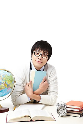 포토 JPG 스튜디오촬영 학생 라이프스타일 교육 남자 대학생 시계 포즈 모션 대학생라이프 문구용품 실내 한명 들기 누끼 사람 앉기 동양인 상반신 20대 성인 책 세계 글로벌 필기구 연필 지구본 쌓기 캠퍼스라이프 공책 펼침 한국인 자명종 시간 여러권 탁상시계 시간관리 남자만 남자한명만 성인남자만 청년만 청년남자만 청년남자한명만 성인한명만 성인남자한명만 성인만 국내포토 1 다수 학용품 인종 청년 내부 생활 알람 오브젝트 파일형식