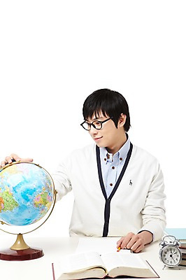 포토 JPG 스튜디오촬영 학생 라이프스타일 응시 교육 남자 대학생 시계 포즈 모션 대학생라이프 문구용품 실내 한명 들기 누끼 사람 앉기 동양인 상반신 20대 성인 책 세계 글로벌 필기구 연필 지구본 캠퍼스라이프 공책 펼침 한국인 자명종 시간 탁상시계 시간관리 남자만 남자한명만 성인남자만 청년만 청년남자만 청년남자한명만 성인한명만 성인남자한명만 성인만 국내포토 1 시선 학용품 인종 청년 내부 생활 알람 오브젝트 파일형식