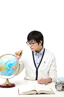 포토 JPG 스튜디오촬영 학생 라이프스타일 응시 교육 남자 대학생 시계 포즈 모션 대학생라이프 문구용품 실내 한명 들기 누끼 사람 앉기 동양인 상반신 20대 성인 책 세계 글로벌 필기구 연필 지구본 캠퍼스라이프 공책 펼침 한국인 자명종 시간 탁상시계 시간관리 남자만 남자한명만 성인남자만 청년만 청년남자만 청년남자한명만 성인한명만 성인남자한명만 성인만 국내포토 1 시선 학용품 인종 청년 내부 생활 알람 오브젝트 파일형식