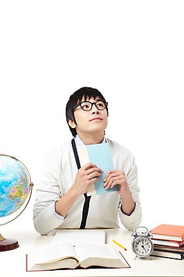 포토 JPG 스튜디오촬영 학생 라이프스타일 교육 남자 대학생 시계 포즈 생각 모션 대학생라이프 문구용품 실내 한명 들기 누끼 사람 앉기 동양인 상반신 20대 성인 책 세계 글로벌 필기구 연필 지구본 쌓기 캠퍼스라이프 공책 펼침 한국인 자명종 시간 여러권 고민 탁상시계 시간관리 남자만 남자한명만 성인남자만 청년만 청년남자만 청년남자한명만 성인한명만 성인남자한명만 성인만 국내포토 1 감정 다수 학용품 인종 청년 내부 생활 알람 오브젝트 파일형식