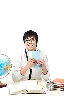 포토 JPG 스튜디오촬영 학생 라이프스타일 교육 남자 대학생 시계 포즈 모션 대학생라이프 문구용품 실내 한명 미소 웃음 들기 누끼 사람 앉기 동양인 상반신 20대 성인 책 세계 글로벌 필기구 연필 지구본 쌓기 캠퍼스라이프 공책 펼침 한국인 자명종 시간 여러권 탁상시계 시간관리 남자만 남자한명만 성인남자만 청년만 청년남자만 청년남자한명만 성인한명만 성인남자한명만 성인만 국내포토 1 다수 학용품 표정 인종 청년 내부 생활 알람 오브젝트 파일형식