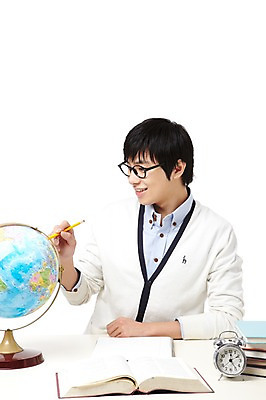 포토 JPG 스튜디오촬영 학생 라이프스타일 응시 교육 남자 대학생 시계 포즈 모션 대학생라이프 문구용품 실내 한명 미소 웃음 들기 누끼 사람 앉기 동양인 상반신 20대 성인 책 세계 글로벌 필기구 연필 지구본 쌓기 캠퍼스라이프 공책 펼침 한국인 자명종 시간 여러권 탁상시계 시간관리 남자만 남자한명만 성인남자만 청년만 청년남자만 청년남자한명만 성인한명만 성인남자한명만 성인만 국내포토 1 시선 다수 학용품 표정 인종 청년 내부 생활 알람 오브젝트 파일형식