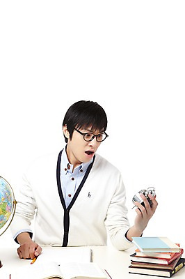 포토 JPG 스튜디오촬영 학생 라이프스타일 응시 교육 남자 대학생 시계 포즈 모션 대학생라이프 문구용품 실내 한명 들기 누끼 사람 앉기 동양인 상반신 20대 성인 책 세계 글로벌 필기구 연필 지구본 쌓기 캠퍼스라이프 공책 놀람 펼침 한국인 자명종 시간 여러권 탁상시계 시간관리 남자만 남자한명만 성인남자만 청년만 청년남자만 청년남자한명만 성인한명만 성인남자한명만 성인만 국내포토 1 시선 감정 다수 학용품 표정 인종 청년 내부 생활 알람 오브젝트 파일형식