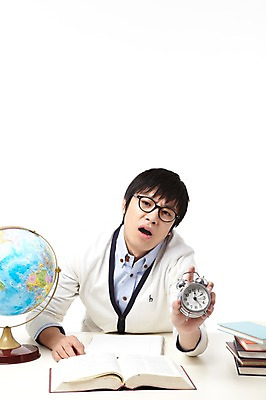 포토 JPG 스튜디오촬영 학생 라이프스타일 교육 남자 대학생 시계 포즈 모션 대학생라이프 문구용품 실내 표정 피곤 한명 들기 누끼 사람 앉기 동양인 상반신 20대 성인 책 쌓기 캠퍼스라이프 공책 펼침 한국인 자명종 시간 여러권 탁상시계 시간관리 남자만 남자한명만 성인남자만 청년만 청년남자만 청년남자한명만 성인한명만 성인남자한명만 성인만 국내포토 1 다수 컨셉 인종 청년 내부 생활 알람 오브젝트 파일형식
