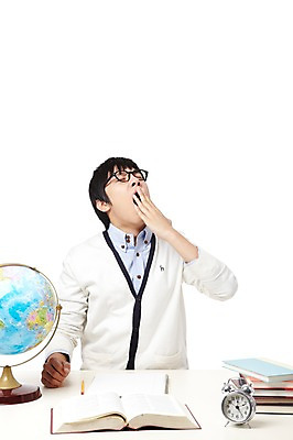 포토 JPG 스튜디오촬영 학생 라이프스타일 교육 남자 대학생 시계 포즈 모션 대학생라이프 문구용품 실내 피곤 한명 누끼 사람 앉기 동양인 손짓 상반신 20대 성인 책 필기구 연필 쌓기 캠퍼스라이프 공책 펼침 한국인 자명종 시간 졸음 여러권 탁상시계 하품 시간관리 남자만 남자한명만 성인남자만 청년만 청년남자만 청년남자한명만 성인한명만 성인남자한명만 성인만 국내포토 1 감정 다수 컨셉 학용품 인종 청년 내부 생활 알람 오브젝트 생리현상 파일형식