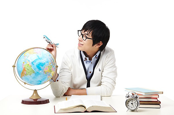 포토 JPG 스튜디오촬영 학생 라이프스타일 응시 교육 남자 대학생 시계 포즈 모션 대학생라이프 문구용품 비행기 실내 한명 미소 웃음 들기 누끼 사람 앉기 동양인 상반신 20대 성인 책 장난감 필기구 연필 쌓기 모형 캠퍼스라이프 공책 펼침 한국인 자명종 비행 시간 여러권 탁상시계 시간관리 남자만 남자한명만 성인남자만 청년만 청년남자만 청년남자한명만 성인한명만 성인남자한명만 성인만 국내포토 1 시선 다수 항공교통 학용품 대중교통 표정 인종 청년 내부 생활 알람 오브젝트 파일형식