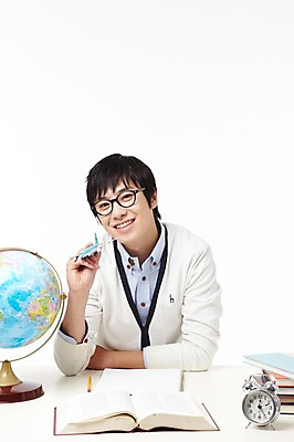 포토 JPG 스튜디오촬영 학생 라이프스타일 교육 남자 대학생 시계 포즈 모션 대학생라이프 문구용품 비행기 실내 한명 미소 웃음 들기 누끼 사람 앉기 동양인 상반신 20대 성인 책 세계 글로벌 장난감 필기구 연필 지구본 쌓기 모형 캠퍼스라이프 공책 펼침 한국인 자명종 비행 시간 여러권 탁상시계 시간관리 남자만 남자한명만 성인남자만 청년만 청년남자만 청년남자한명만 성인한명만 성인남자한명만 성인만 국내포토 1 다수 항공교통 학용품 대중교통 표정 인종 청년 내부 생활 알람 오브젝트 파일형식