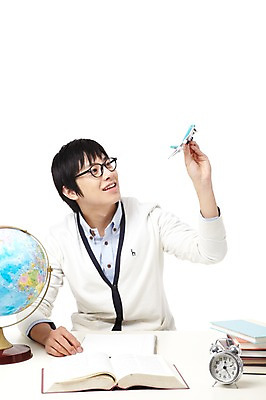 포토 JPG 스튜디오촬영 학생 라이프스타일 응시 교육 남자 대학생 시계 포즈 모션 대학생라이프 문구용품 비행기 실내 한명 미소 웃음 들기 누끼 사람 앉기 동양인 상반신 20대 성인 책 세계 글로벌 장난감 지구본 쌓기 모형 캠퍼스라이프 공책 펼침 한국인 자명종 비행 시간 여러권 탁상시계 시간관리 남자만 남자한명만 성인남자만 청년만 청년남자만 청년남자한명만 성인한명만 성인남자한명만 성인만 국내포토 1 시선 다수 항공교통 대중교통 표정 인종 청년 내부 생활 알람 오브젝트 파일형식