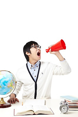 포토 JPG 스튜디오촬영 학생 라이프스타일 교육 남자 대학생 시계 포즈 모션 대학생라이프 문구용품 안내 실내 한명 들기 누끼 사람 앉기 동양인 상반신 20대 성인 책 세계 글로벌 필기구 연필 지구본 쌓기 캠퍼스라이프 공책 확성기 외침 펼침 한국인 자명종 시간 알림 여러권 탁상시계 시간관리 남자만 남자한명만 성인남자만 청년만 청년남자만 청년남자한명만 성인한명만 성인남자한명만 성인만 국내포토 1 다수 학용품 인종 청년 내부 생활 소리 알람 오브젝트 파일형식