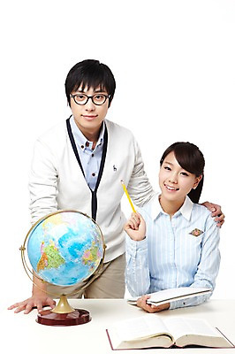 포토 JPG 스튜디오촬영 학생 라이프스타일 여자 교육 남자 대학생 시계 포즈 모션 대학생라이프 문구용품 실내 서기 미소 웃음 들기 누끼 사람 앉기 동양인 상반신 20대 성인 두명 책 세계 글로벌 필기구 연필 지구본 캠퍼스라이프 공책 펼침 한국인 자명종 시간 탁상시계 시간관리 청년만 성인만 국내포토 학용품 표정 인종 청년 내부 생활 알람 오브젝트 파일형식