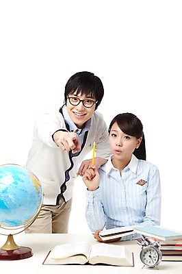 포토 JPG 스튜디오촬영 학생 라이프스타일 응시 여자 교육 남자 대학생 시계 포즈 모션 대학생라이프 문구용품 실내 표정 서기 미소 웃음 들기 누끼 사람 앉기 동양인 손짓 상반신 20대 성인 두명 책 세계 글로벌 필기구 연필 지구본 쌓기 캠퍼스라이프 공책 놀람 펼침 한국인 자명종 가리킴 시간 여러권 탁상시계 시간관리 청년만 성인만 국내포토 시선 감정 다수 학용품 인종 청년 내부 생활 알람 오브젝트 파일형식