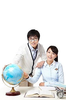 포토 JPG 스튜디오촬영 학생 라이프스타일 여자 교육 남자 대학생 시계 포즈 모션 대학생라이프 문구용품 실내 서기 미소 웃음 들기 누끼 사람 앉기 동양인 상반신 20대 성인 두명 책 세계 글로벌 지구본 캠퍼스라이프 공책 펼침 한국인 자명종 시간 탁상시계 시간관리 청년만 성인만 국내포토 표정 인종 청년 내부 생활 알람 오브젝트 파일형식