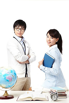 포토 JPG 스튜디오촬영 학생 라이프스타일 여자 교육 남자 대학생 시계 포즈 모션 대학생라이프 문구용품 실내 서기 미소 웃음 들기 누끼 사람 앉기 동양인 상반신 20대 성인 두명 책 세계 글로벌 지구본 팔짱 캠퍼스라이프 공책 펼침 한국인 자명종 시간 한권 탁상시계 시간관리 청년만 성인만 국내포토 1 표정 인종 청년 내부 생활 알람 오브젝트 파일형식