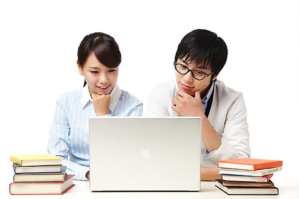 포토 JPG 스튜디오촬영 학생 라이프스타일 응시 여자 교육 남자 대학생 포즈 생각 모션 대학생라이프 실내 미소 웃음 누끼 사람 앉기 동양인 상반신 20대 성인 두명 책 노트북 컴퓨터 쌓기 캠퍼스라이프 한국인 여러권 고민 청년만 성인만 국내포토 시선 감정 다수 표정 인종 청년 내부 생활 전자제품 파일형식