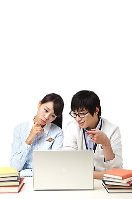 포토 JPG 스튜디오촬영 학생 라이프스타일 응시 여자 교육 남자 대학생 포즈 모션 대학생라이프 실내 미소 웃음 누끼 사람 앉기 동양인 손짓 상반신 20대 성인 두명 책 노트북 컴퓨터 쌓기 캠퍼스라이프 한국인 가리킴 여러권 청년만 성인만 국내포토 시선 다수 표정 인종 청년 내부 생활 전자제품 파일형식