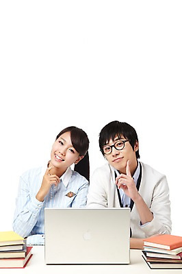 포토 JPG 스튜디오촬영 학생 라이프스타일 여자 교육 남자 대학생 포즈 생각 모션 대학생라이프 실내 미소 웃음 누끼 사람 앉기 동양인 상반신 20대 성인 두명 책 노트북 컴퓨터 쌓기 캠퍼스라이프 한국인 여러권 고민 청년만 성인만 국내포토 감정 다수 표정 인종 청년 내부 생활 전자제품 파일형식