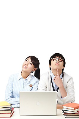 포토 JPG 스튜디오촬영 학생 라이프스타일 여자 교육 남자 대학생 포즈 생각 모션 대학생라이프 실내 미소 웃음 누끼 사람 앉기 동양인 상반신 20대 성인 두명 책 노트북 컴퓨터 쌓기 캠퍼스라이프 한국인 여러권 고민 청년만 성인만 국내포토 감정 다수 표정 인종 청년 내부 생활 전자제품 파일형식