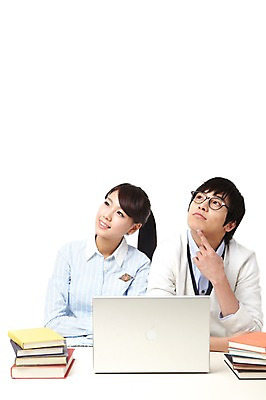 포토 JPG 스튜디오촬영 학생 라이프스타일 여자 교육 남자 대학생 포즈 생각 모션 대학생라이프 실내 미소 웃음 누끼 사람 앉기 동양인 상반신 20대 성인 두명 책 노트북 컴퓨터 쌓기 캠퍼스라이프 한국인 여러권 고민 청년만 성인만 국내포토 감정 다수 표정 인종 청년 내부 생활 전자제품 파일형식