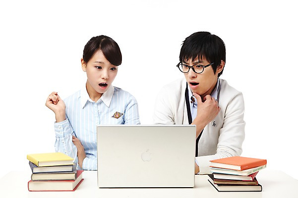 포토 JPG 스튜디오촬영 학생 라이프스타일 여자 교육 남자 대학생 포즈 모션 대학생라이프 실내 표정 누끼 사람 앉기 동양인 상반신 20대 성인 두명 책 노트북 컴퓨터 쌓기 캠퍼스라이프 놀람 한국인 여러권 청년만 성인만 국내포토 감정 다수 인종 청년 내부 생활 전자제품 파일형식