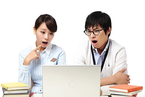 포토 JPG 스튜디오촬영 학생 라이프스타일 응시 여자 교육 남자 대학생 포즈 모션 대학생라이프 실내 표정 누끼 사람 앉기 동양인 상반신 20대 성인 두명 책 노트북 컴퓨터 쌓기 캠퍼스라이프 놀람 한국인 여러권 청년만 성인만 국내포토 시선 감정 다수 인종 청년 내부 생활 전자제품 파일형식