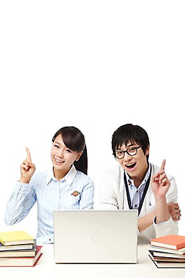 포토 JPG 스튜디오촬영 학생 라이프스타일 여자 교육 남자 대학생 포즈 모션 대학생라이프 실내 미소 웃음 누끼 사람 앉기 동양인 손짓 상반신 20대 성인 두명 책 노트북 컴퓨터 쌓기 캠퍼스라이프 한국인 여러권 청년만 성인만 국내포토 다수 표정 인종 청년 내부 생활 전자제품 파일형식