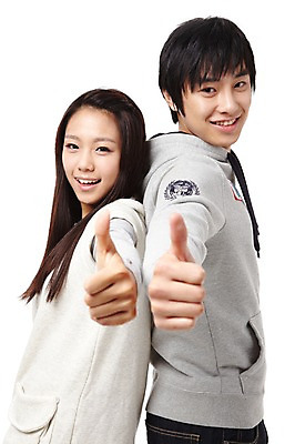 포토 JPG 스튜디오촬영 학생 라이프스타일 여자 교육 남자 대학생 포즈 모션 대학생라이프 실내 서기 미소 웃음 누끼 사람 동양인 손짓 상반신 20대 성인 두명 캠퍼스라이프 기댐 한국인 엄지손가락 등맞대기 최고 청년만 성인만 국내포토 손가락 표정 인종 청년 내부 생활 파일형식