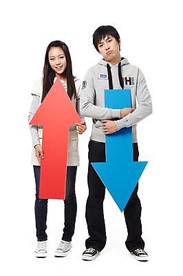 포토 JPG 스튜디오촬영 전신 학생 라이프스타일 여자 교육 남자 화살표 대학생 포즈 모션 대학생라이프 실내 서기 들기 누끼 사람 동양인 20대 성인 두명 캠퍼스라이프 경쟁 기쁨 한국인 슬픔 발전 하락 즐거움 상승 긍정적 부정적 업그레이드 청년만 성인만 국내포토 감정 컨셉 인종 청년 내부 생활 파일형식