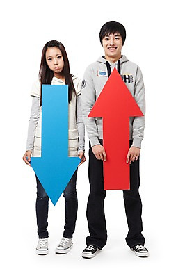 포토 JPG 스튜디오촬영 전신 학생 라이프스타일 여자 교육 남자 화살표 대학생 포즈 모션 대학생라이프 실내 서기 들기 누끼 사람 동양인 20대 성인 두명 캠퍼스라이프 경쟁 기쁨 한국인 슬픔 발전 하락 즐거움 상승 긍정적 부정적 업그레이드 청년만 성인만 국내포토 감정 컨셉 인종 청년 내부 생활 파일형식