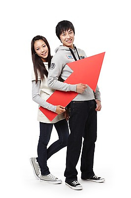 포토 JPG 스튜디오촬영 전신 학생 라이프스타일 여자 교육 남자 화살표 대학생 포즈 모션 대학생라이프 실내 서기 미소 웃음 들기 누끼 사람 동양인 20대 성인 두명 캠퍼스라이프 기쁨 한국인 발전 즐거움 상승 긍정적 업그레이드 청년만 성인만 국내포토 감정 컨셉 표정 인종 청년 내부 생활 파일형식