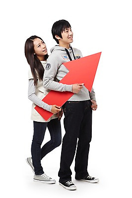 포토 JPG 스튜디오촬영 전신 학생 라이프스타일 여자 교육 남자 화살표 대학생 포즈 모션 대학생라이프 실내 서기 미소 웃음 들기 누끼 사람 동양인 20대 성인 두명 캠퍼스라이프 기쁨 한국인 발전 즐거움 상승 긍정적 업그레이드 청년만 성인만 국내포토 감정 컨셉 표정 인종 청년 내부 생활 파일형식