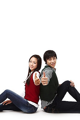 포토 JPG 스튜디오촬영 학생 라이프스타일 여자 교육 남자 대학생 포즈 모션 대학생라이프 실내 미소 웃음 누끼 사람 앉기 동양인 손짓 상반신 20대 성인 두명 캠퍼스라이프 기댐 한국인 엄지손가락 등맞대기 최고 청년만 성인만 국내포토 손가락 표정 인종 청년 내부 생활 파일형식