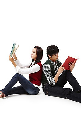 포토 JPG 스튜디오촬영 전신 학생 라이프스타일 여자 교육 남자 대학생 포즈 모션 대학생라이프 실내 들기 누끼 사람 앉기 동양인 20대 성인 두명 책 독서 캠퍼스라이프 기댐 펼침 한국인 등맞대기 두권 청년만 성인만 국내포토 2 인종 청년 내부 생활 파일형식