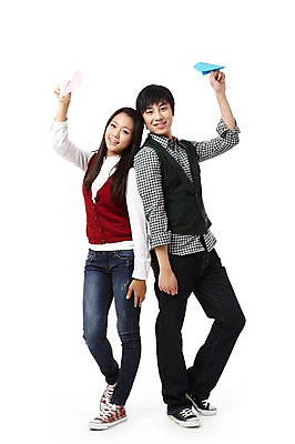 포토 JPG 스튜디오촬영 전신 학생 라이프스타일 여자 교육 남자 대학생 포즈 모션 날리기 대학생라이프 실내 서기 미소 웃음 들기 누끼 사람 동양인 20대 성인 두명 캠퍼스라이프 기댐 한국인 등맞대기 비행 종이비행기 청년만 성인만 국내포토 표정 인종 청년 내부 생활 종이접기 파일형식