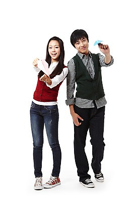 포토 JPG 스튜디오촬영 전신 학생 라이프스타일 여자 교육 남자 대학생 포즈 모션 날리기 대학생라이프 실내 서기 미소 웃음 들기 누끼 사람 동양인 20대 성인 두명 캠퍼스라이프 한국인 비행 종이비행기 청년만 성인만 국내포토 표정 인종 청년 내부 생활 종이접기 파일형식