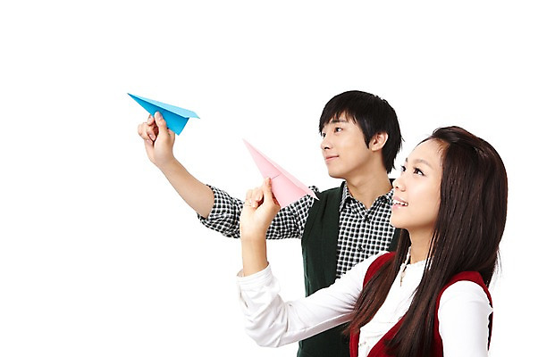 포토 JPG 스튜디오촬영 학생 라이프스타일 여자 교육 남자 대학생 포즈 모션 날리기 대학생라이프 실내 서기 미소 웃음 들기 누끼 사람 동양인 상반신 20대 성인 두명 캠퍼스라이프 한국인 비행 종이비행기 청년만 성인만 국내포토 표정 인종 청년 내부 생활 종이접기 파일형식