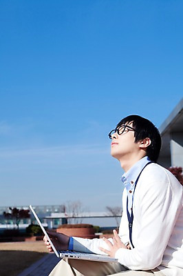 포토 JPG 학생 라이프스타일 교육 남자 대학생 포즈 생각 모션 하늘 대학생라이프 한명 미소 웃음 들기 사람 앉기 동양인 상반신 20대 성인 야외 노트북 컴퓨터 눈감음 캠퍼스라이프 한국인 고민 남자만 남자한명만 성인남자만 청년만 청년남자만 청년남자한명만 성인한명만 성인남자한명만 성인만 국내포토 1 감정 표정 인종 청년 생활 전자제품 파일형식