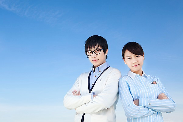 포토 JPG 학생 라이프스타일 여자 교육 남자 대학생 포즈 모션 하늘 대학생라이프 서기 사람 동양인 손짓 상반신 20대 성인 야외 두명 팔짱 캠퍼스라이프 한국인 청년만 성인만 국내포토 인종 청년 생활 파일형식