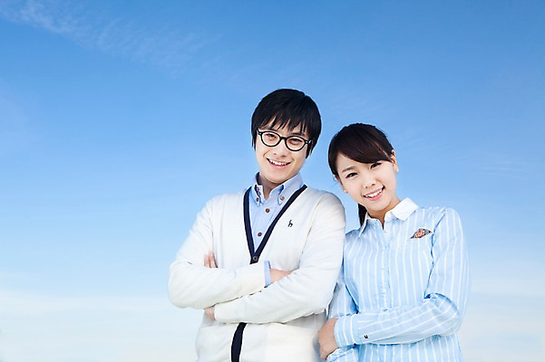 포토 JPG 학생 라이프스타일 여자 교육 남자 대학생 포즈 모션 하늘 대학생라이프 서기 미소 웃음 사람 동양인 손짓 상반신 20대 성인 야외 두명 팔짱 캠퍼스라이프 한국인 청년만 성인만 국내포토 표정 인종 청년 생활 파일형식