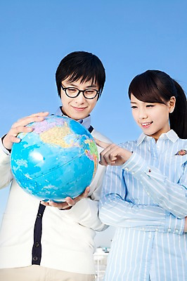 포토 JPG 학생 라이프스타일 여자 교육 남자 대학생 포즈 모션 하늘 대학생라이프 서기 미소 웃음 들기 사람 동양인 손짓 상반신 20대 성인 야외 두명 세계 글로벌 지구본 캠퍼스라이프 한국인 가리킴 청년만 성인만 국내포토 표정 인종 청년 생활 파일형식