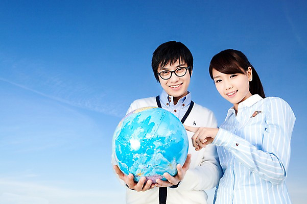 포토 JPG 학생 라이프스타일 여자 교육 남자 대학생 포즈 모션 하늘 대학생라이프 서기 미소 웃음 들기 사람 동양인 손짓 상반신 20대 성인 야외 두명 세계 글로벌 지구본 캠퍼스라이프 한국인 가리킴 청년만 성인만 국내포토 표정 인종 청년 생활 파일형식